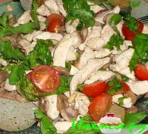 Салат куриный с рукколой, шампиньонами и орешками