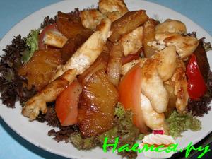 Салат с курицей и ананасом