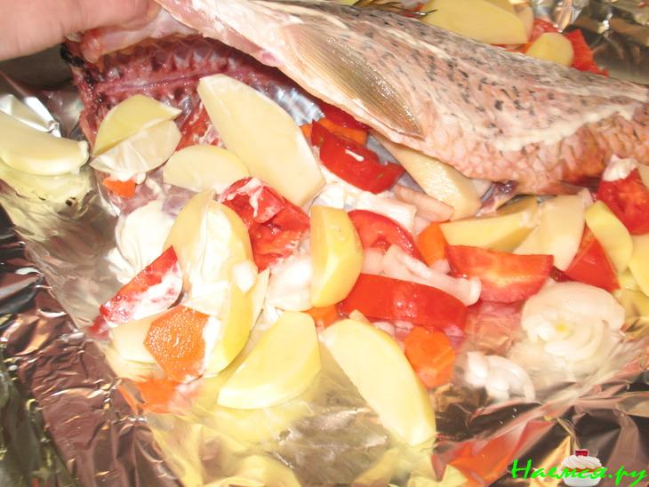 Сазан запеченный с овощами в сметане Сазан запеченный с овощами в сметане