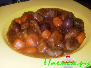 Говядина а-ля Прованс с каштанами и красным вином