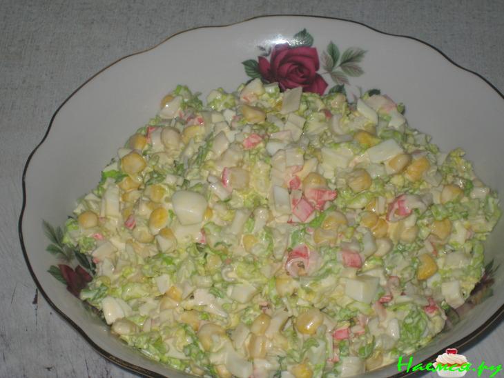 Салат с крабовыми палочками и консервированной кукурузой