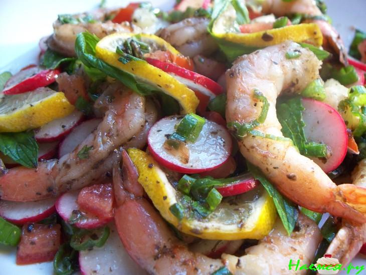 Салат с креветками и редиской