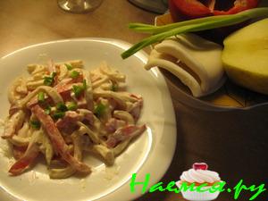 Салат с кальмарами и зеленым яблоком