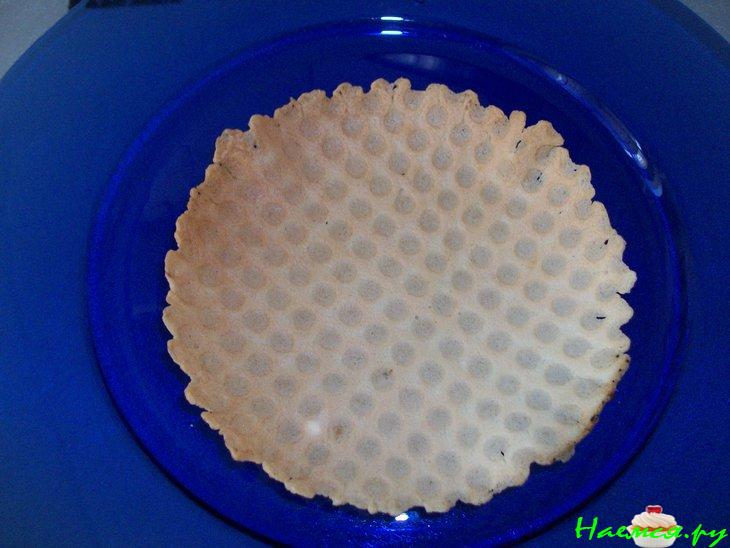 Вафельная корзинка с фруктами