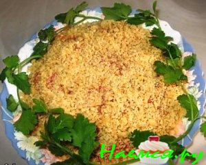 Слоёный салат с овощами, изюмом и орехами