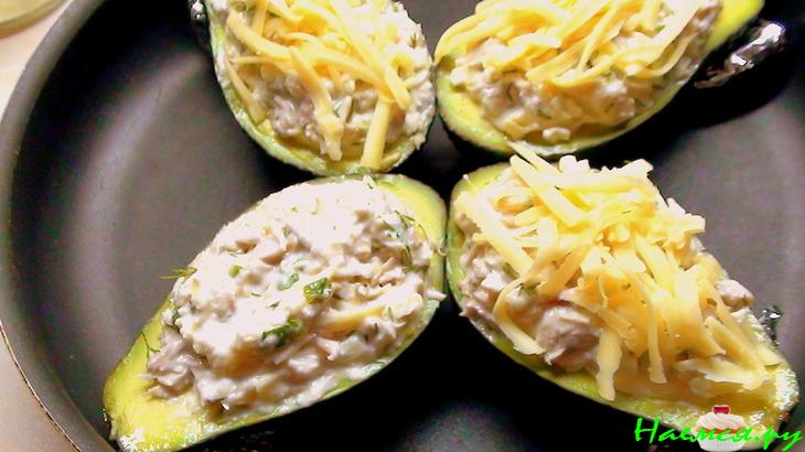 Лодочки авокадо, запеченные с курятиной