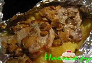 Мясо с картошкой и сливочно-грибным соусом