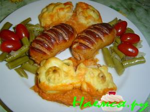 Картофельная запеканка с регенсбургскими колбасками (шпикачками) на капустной подстилке