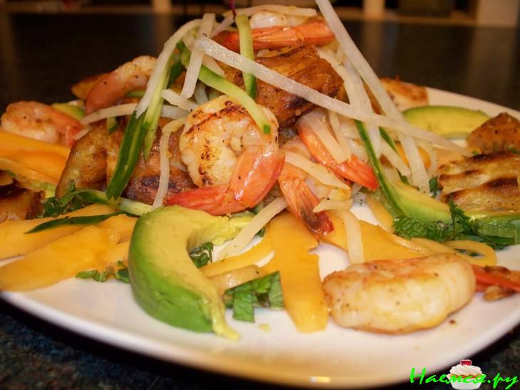 Салат с креветками и мятой