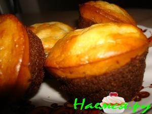 Шоколадные маффины под сливочной шапочкой