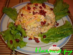 Салат с копченой курицей и гранатом