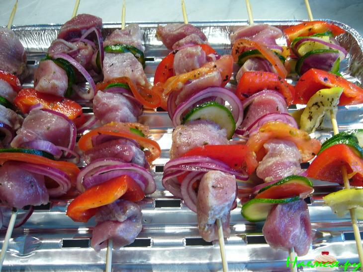 Шашлычки ассорти (рыбные, мясные, овощные)