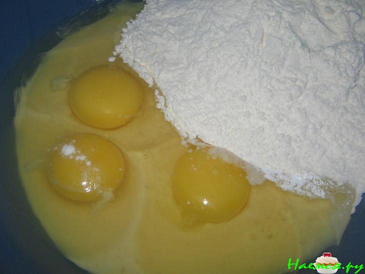 Бисквитный рулет со сгущенкой с вишневой начинкой