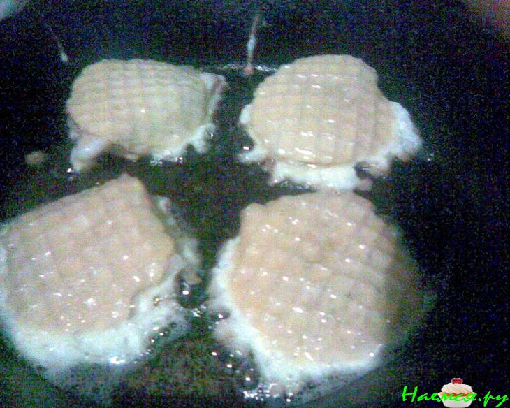 Жареная рыба в круглых вафельках Жареная рыба в круглых вафельках