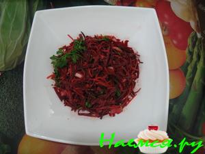 Салат из свежей свеклы