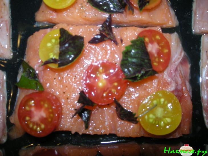 Печеная сёмга с черри и базиликом