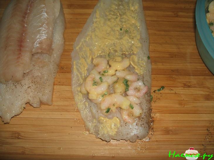 Рыбные роллы с креветками в соусе