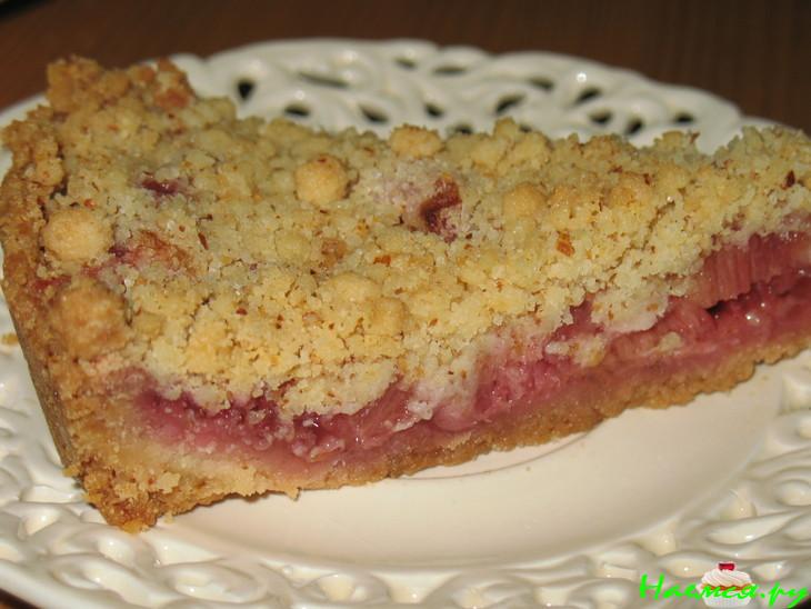 Штрейзельный пирог с клубникой, ревенем и миндалем Штрейзельный пирог с клубникой, ревенем и миндалем