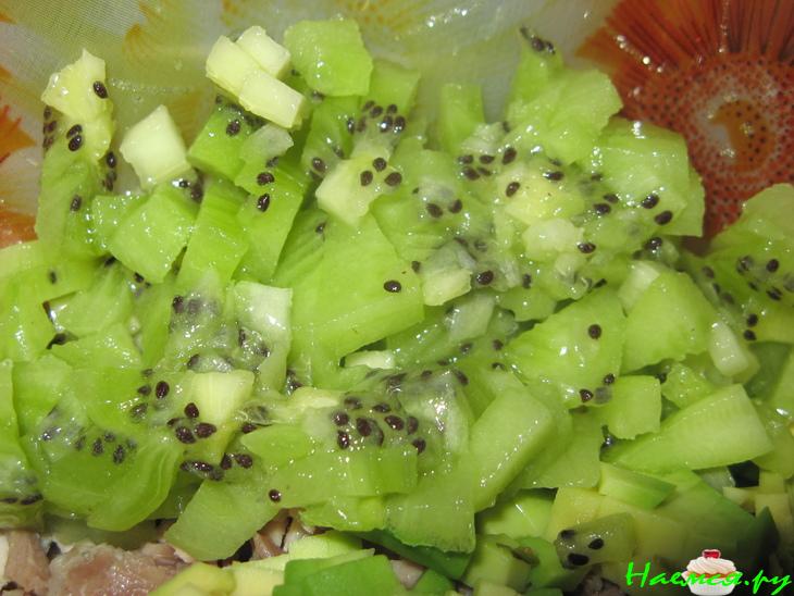 Салат с курицей, персиком, киви, авокадо и кешью