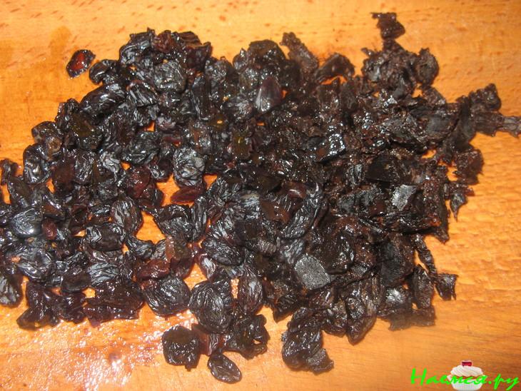 Грибной соус с изюмом и черносливом