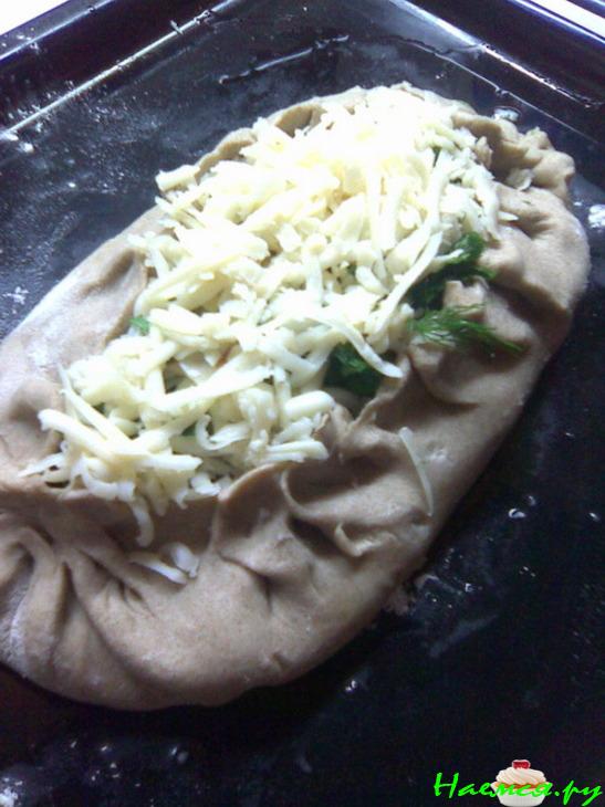 Пирог из ржаной муки с рыбой, грибным соусом, сыром и уймой потраченного времени!