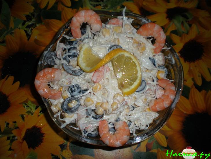 Салат с капустой и креветками