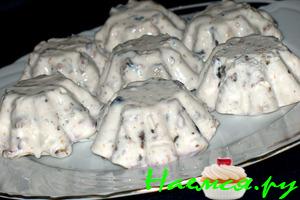 Десерт из греческого йогурта с черносливом и орехами