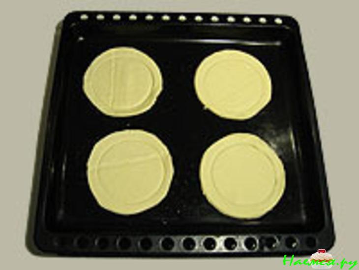 Слоёные пирожки с луком и сыром