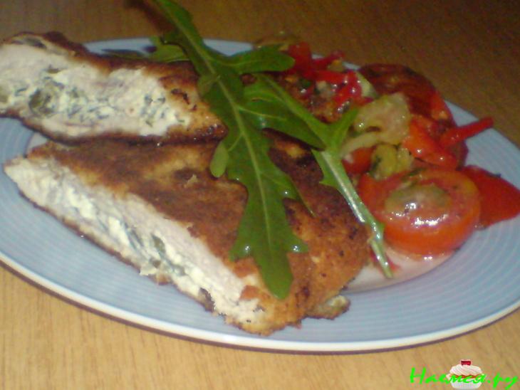 Шницели из индейки, фаршированные сыром и руколой