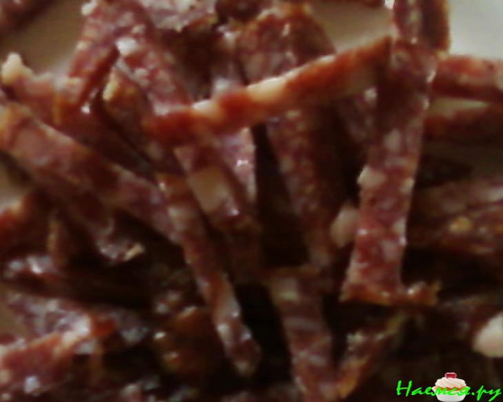 Салат с сырокопчёной колбасой