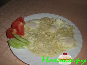 Яичница в сметанно-луковом соусе