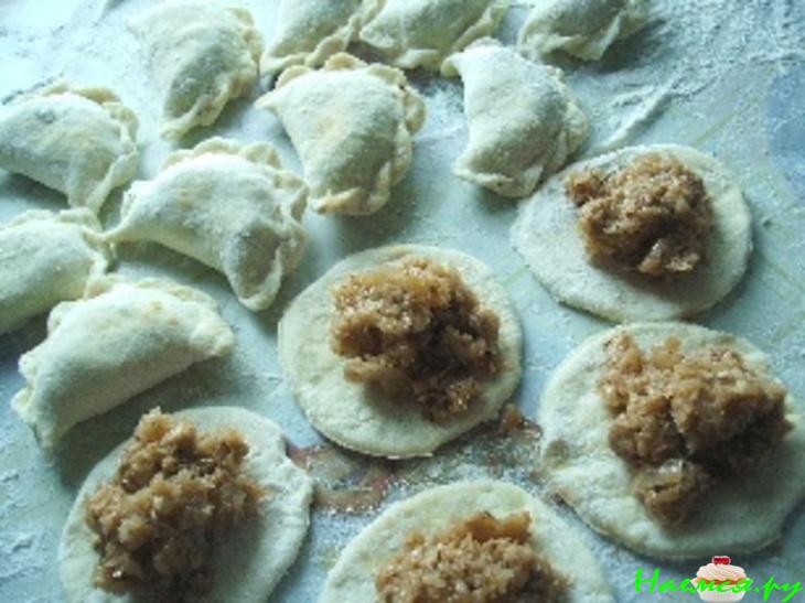 Вареники на кефире с тушеной капустой