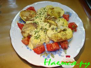 Картофель и яйца, запеченные под соусом карри