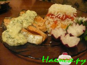 Семга под сливочным соусом с рисом и овощами