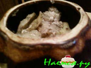 Мясо с картофелем под соусом в горшочках