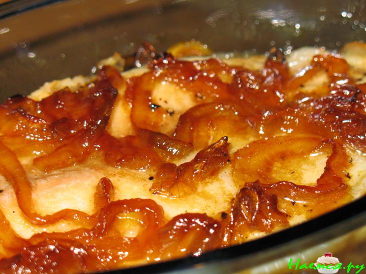 Рыбка на карамелизированном луке