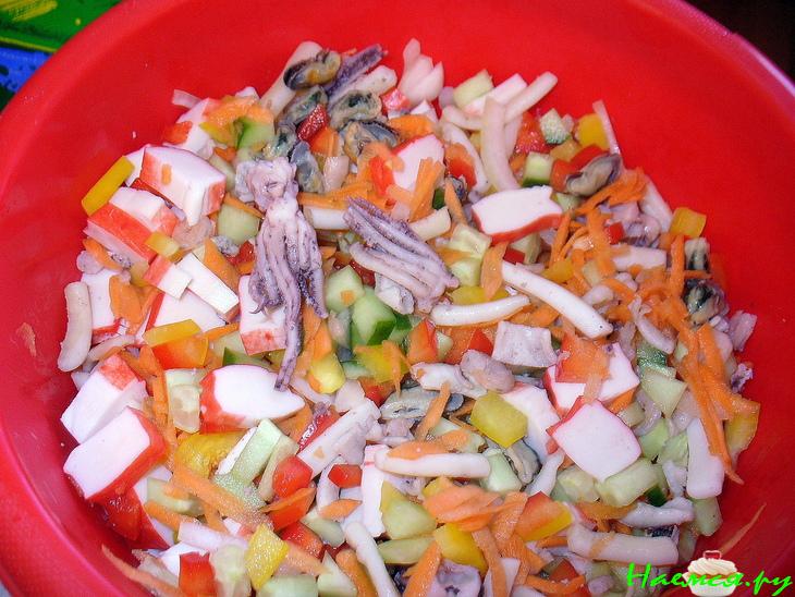 Салат "Дамский каприз" (морской коктейль)