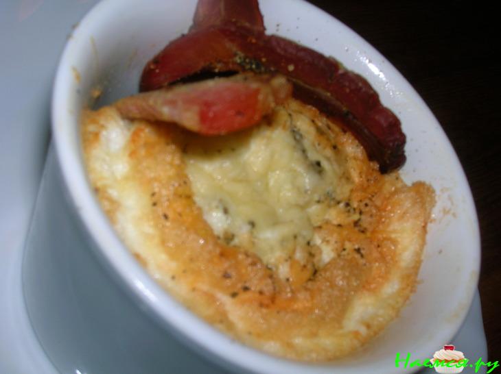 Запеченные яйца с беконом-карри