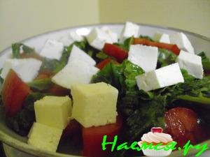 Салат из помидор с руколой