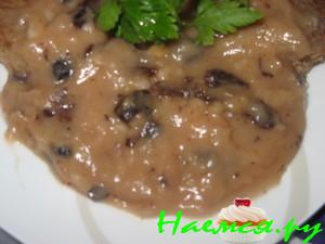 Грибной соус с изюмом и черносливом