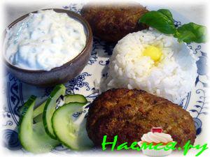 Bifteki (бифштекс) с сыром фета и соусом тцацики