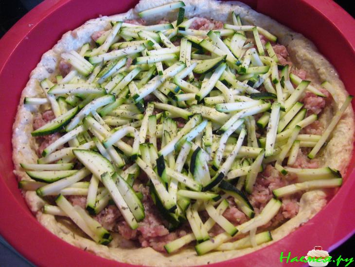 Закрытый пирог с фаршем и овощами