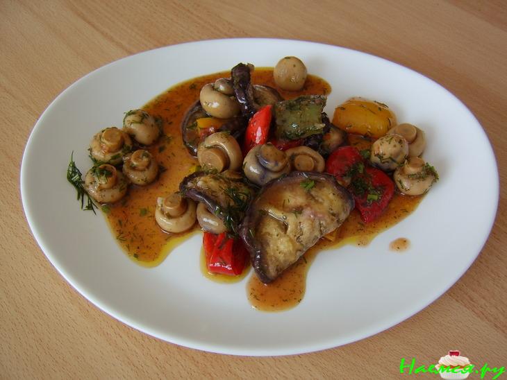 Салат с запеченными баклажанами и паприкой Салат с запеченными баклажанами и паприкой