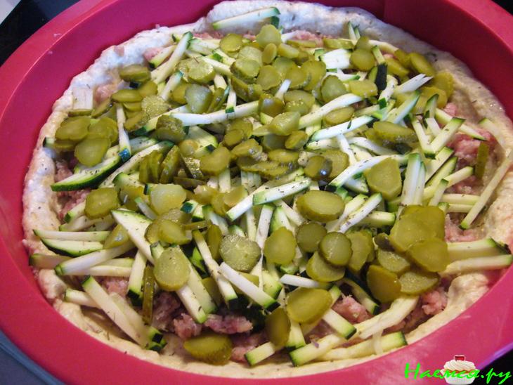 Закрытый пирог с фаршем и овощами