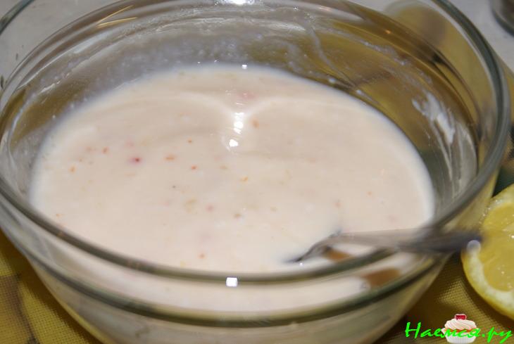 Салат с ленточками сельдерея, креветками и маслинами