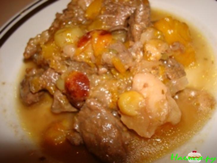 Тушеная говядина с фруктами