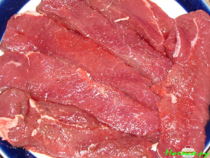 Говядина в беконе с картофельно-грибным пюре