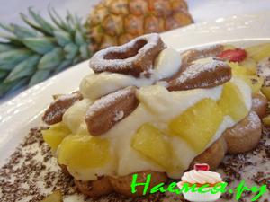 Десерт с песочным печеньем и фруктами