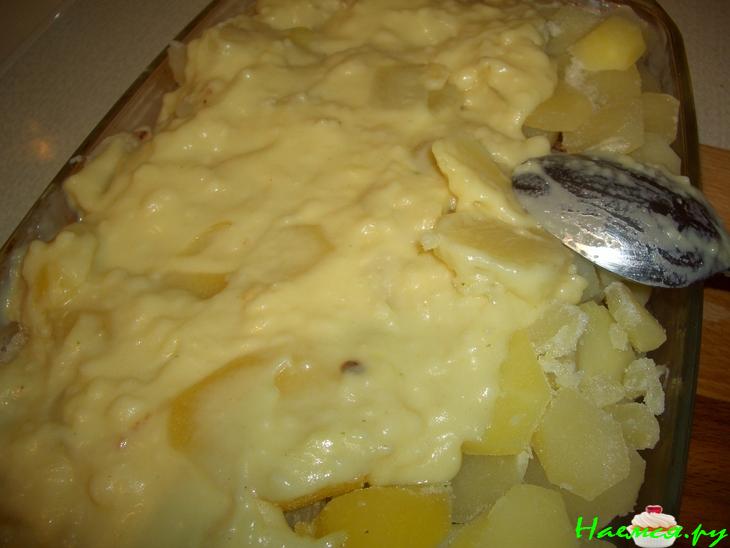 Запеканка с рыбой, картошкой и свежей капустой