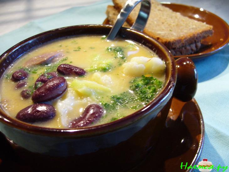 Густой суп с фасолью и капустным ассорти